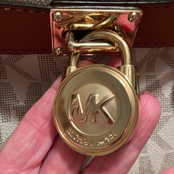 Michael Kors Signature White Handbag with Snap closure - Picture 8 of 9